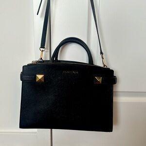 Michael Kors Black Leather Bag. Adjustable strap and compartments